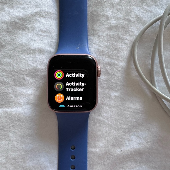 Apple Watch Series 5 40mm Gold Aluminum - Sport Band + gold bracelet band - Picture 3 of 6